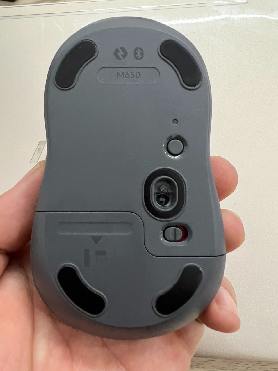 Ngoại quan: Sản phẩm có ngoại quan tương đối giống với mô tả, sản phẩm chính hãng có vỏ hộp như trong hình. Chuột màu đen, chạy bằng pin.
Xuất xứ: Thương hiệu Logitech của Hong Kong. 
Sản xuất: Tại China anh hùng. 
Chất lượng: Chuột được làm chủ yếu bằng chất liệu nhựa, 2 bên hông của nhựa làm bằng cao su cho cảm giác êm ái và cầm nắm chắc chắn. Chuột hoạt động bằng USB hoặc Bluetooth, có 2 nút bên hông trái của chuột giúp tùy chỉnh tùy ý, chuột click rất êm k tạo ra tiếng ồn, chuột di nhạy và nhanh.
Đóng gói: Sản phẩm được đóng gói ổn.
Thời gian giao hàng: Thời gian đặt hàng từ 11:47, Thứ sáu 25-*** đến 10:59, Thứ hai 28-*** sản phẩm đã được giao đến. 
Thái độ nhân viên giao hàng: Ổn, chịu hợp tác với tôi trong việc giao hàng. 
Giá sản phẩm: Giá sản phẩm tương đối hợp lý và được miễn phí ship. 
Tổng quan: Sản phẩm phù hợp với những ai muốn sử dụng hàng chính hãng với một giá tiền và chất lượng sản phẩm tương đối. Bên cạnh đó, thời gian và dịch vụ giao hàng ổn. Cảm ơn mọi người đã đọc.