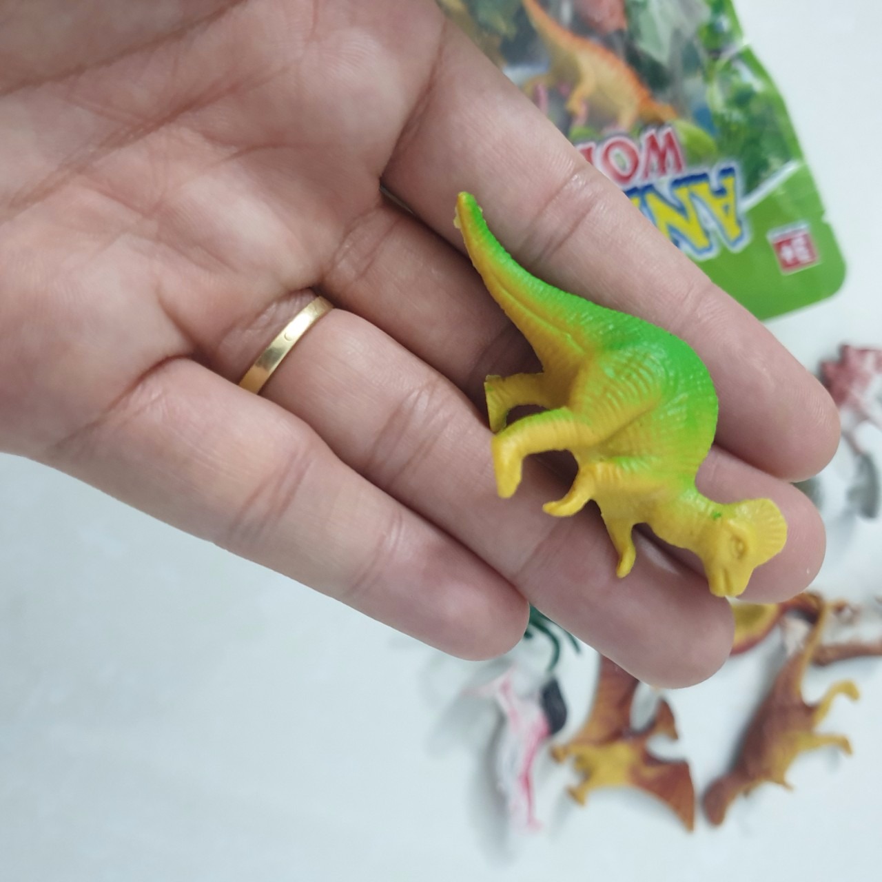 Bộ đầy đủ 60 con vật giống hệt như trong hình. Kích thước nhỏ, xinh lắm, nhìn sơ là biết con gì rồi. Rất phù hợp để ba mẹ chơi cùng con. Tuy nhiên, có 1 số con vật hơi nhọn và cứng, khi chơi cần lưu tâm.
Nhìn chung, mình rất hài lòng với sản phẩm này, rất hữu ích và đáng để cho các con chơi.