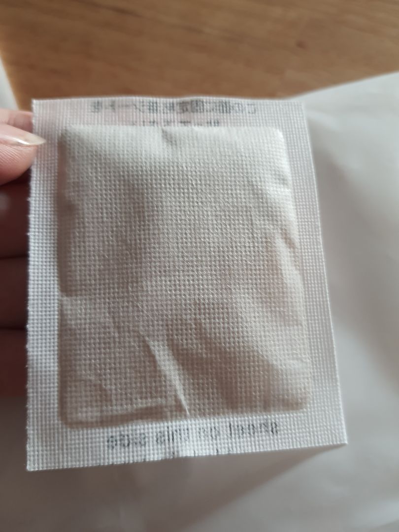 sản phẩm ko như quảng cáo, không có nhãn mác, không có miếng dính để dán vào chân, y như một gói hút ẩm và có mùi khó chịu, treo đầu dê bán thịt ***, *** khách hàng