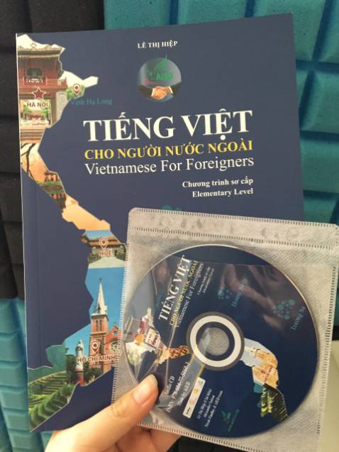 Sếp của mình đánh giá cuốn này rất cao, có cả tình huống thường nhật và giao lưu thương mại. Sách thiết kế theo bài học từng chủ để với ngữ pháp, thực hành nói và viết hoàn thành câu theo chủ đề từ cơ bản tới nâng cao. Giải thích chi tiết, phù hợp vs người nc ngoài bắt đầu học tiếng Việt. Có kèm CD nên việc học dễ ràng hơn. Khối lượng kiến thức phù hợp với trình độ người mới bắt đầu
Sách dày dặn chắc chắn, hình ảnh đẹp, bọc gói cẩn thận, giao hàng nhanh