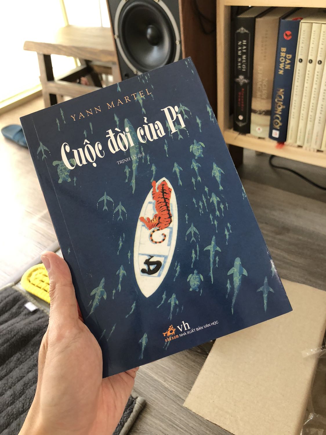 Mình xem phim trước khi đọc truyện về PI, phim hay xuất sắc, coi 30” đầu sẽ hơi chán với những bạn không thích thể loại phim chậm chạp từ từ, chủ yếu nói về cuộc đời lúc nhỏ của Pi, để làm tiền đề hiểu hơn về đoạn lúc sau này khi Pi lênh đênh trên biển.

Cả phim và sách đều hay như nhau, mỗi thứ cho một nét riêng. Bạn nên đọc sách lẫn xem phim để có cạm thụ tốt hơn về quan điểm của nhà văn thông qua nhân vật PI về cái thiện và cái ác

Cám ơn tiki đã giao sách nhanh và đẹp