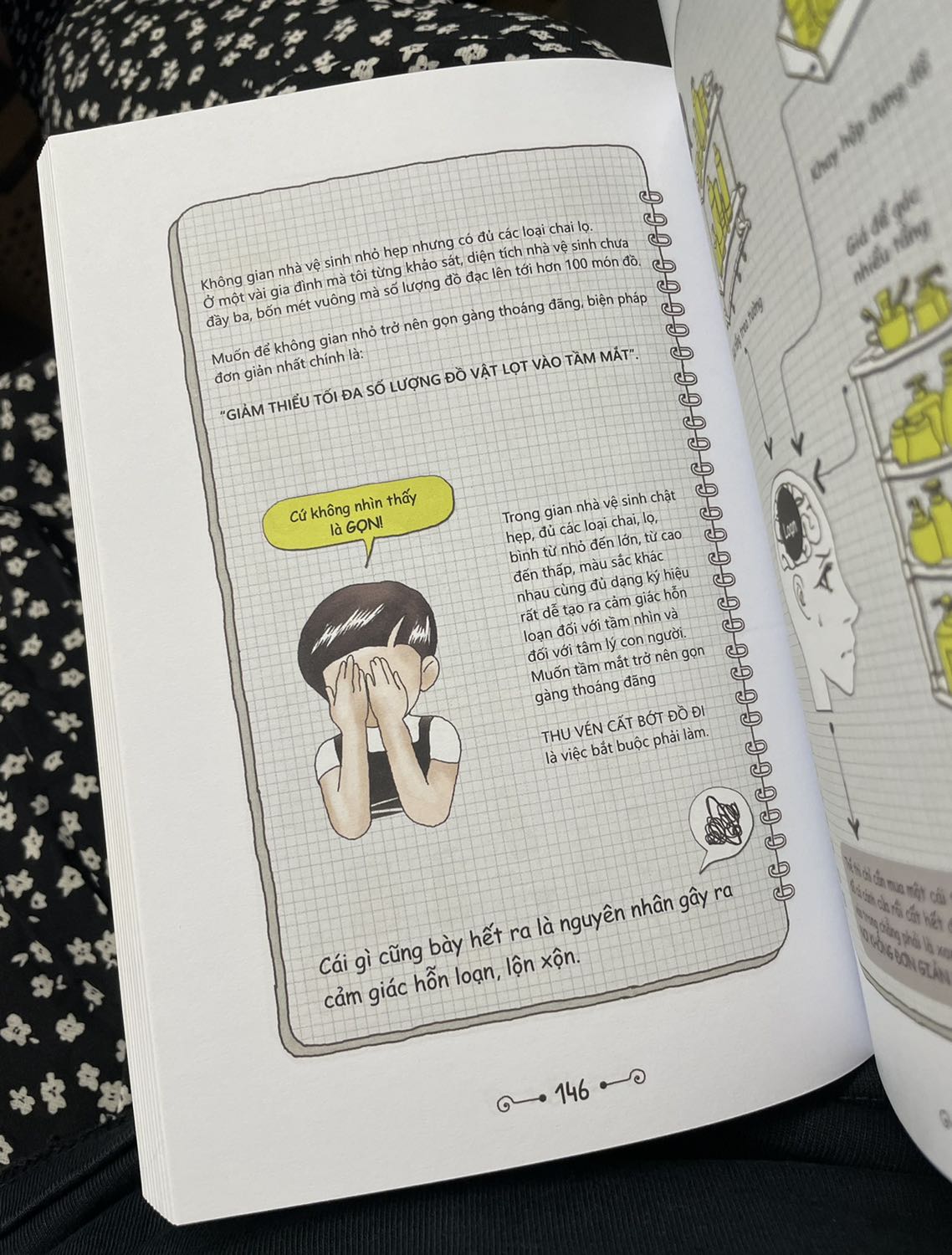 Tiki giao đỉnh thật sự, sáng đặt hàng chiều đã có hàng rồi ^^ là đứa mê nhà cửa nên cuốn sách này vừa thông báo cái mình đã quất ngay và luôn. Cảm quan đầu tiên về bìa sách là màu xanh lá khá bắt mắt với 2 phần, bìa ngoài thì là hình minh hoạ còn bìa trong có cái bàn nhỏ mà chụp lên ảnh xinh quá trời. Nội dung thì ngay lúc mở ra mình đã wow luôn vì toàn tranh vẽ cực tỉ mỉ và tâm huyết từ cái bàn để đâu, cái đèn trông thế nào hợp,... đọc rất dễ hiểu chứ không phải lý thuyết đâu nên áp dụng được nhiều lắm. Cuốn sách này mình nghĩ như cẩm nang cầm tay cho các bạn thích trang trí nhà cửa, chán chán lại lôi đồ ra xếp lại miễn theo bố cục trong sách là oke hehe ? cực rcm cho mn nhaaaa ???