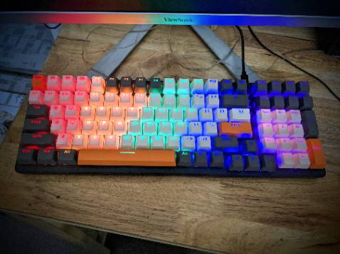 Khen: Build tốt, đầm & chắc chắn, đèn sáng & rõ phím. Nhiều chế độ đèn & 3 mức độ sáng. Là đèn rainbow chứ không phải là RGB, tuy nhiên phù hợp với mức giá & bù lại trải nghiệm phím bấm tốt & build cảm giác chắc chắn. Giao hàng nhanh hơn dự kiến.
Chê: vận chuyển chưa cẩn thận, hộp bị móp. Tuy nhiên hàng vẫn nguyên vẹn không tì vết, vẫn cho 5 sao.
