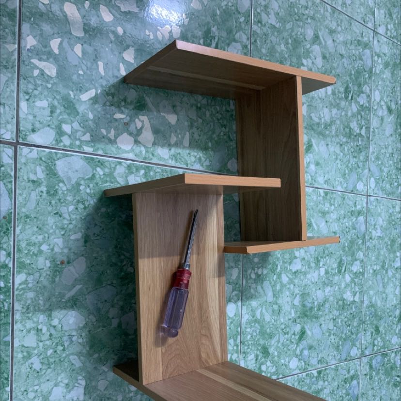 Chả có con ốc nào để nối 2 khối. Nhìn thì hay ho đấy nhưng đi ra tiệm gỗ mua 6 tấm gố ép về bắn vít phát một