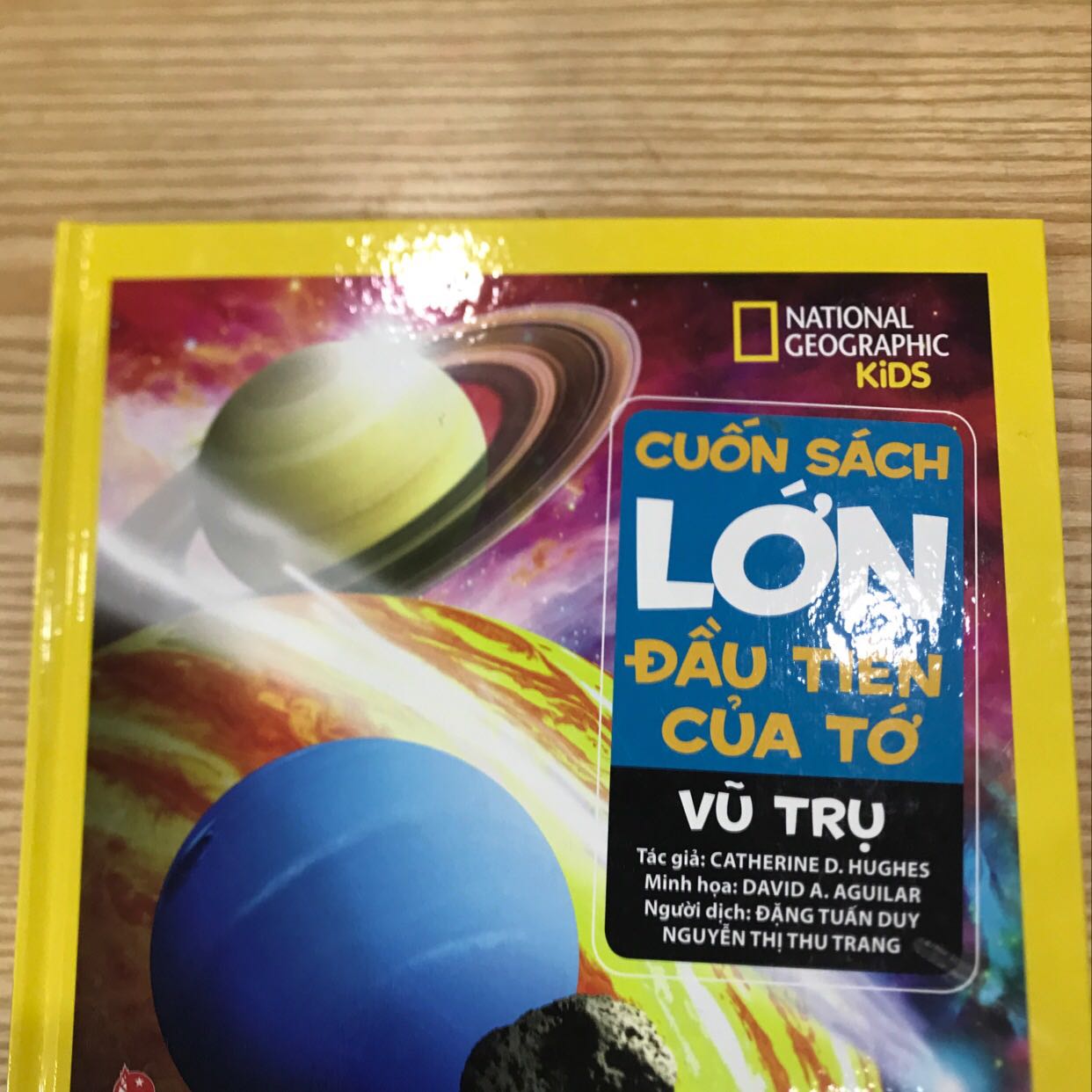 Sách không to như mình nghĩ. Nội dung của National Geographic thì chất lượng. Giúp ích cho các bé tìm hiểu về hệ mặt trời.