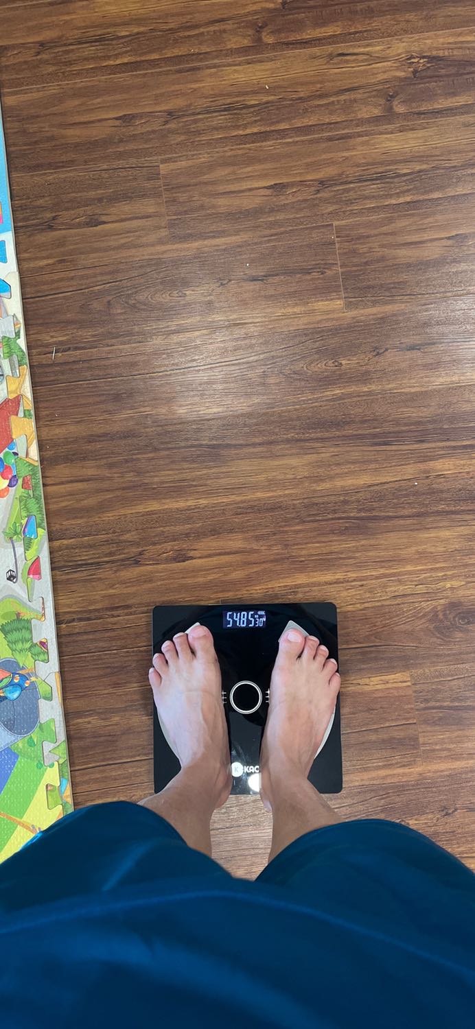 Cân chính xác lại có app riêng. Tuy k biết app có OK không và có bền không nhưng phải cái đứng k cảm thấy chắc chân lắm. Ngoài cái đó ra thì OK hết. App còn lưu được nhiều người trong gia đình. Tiện lợi