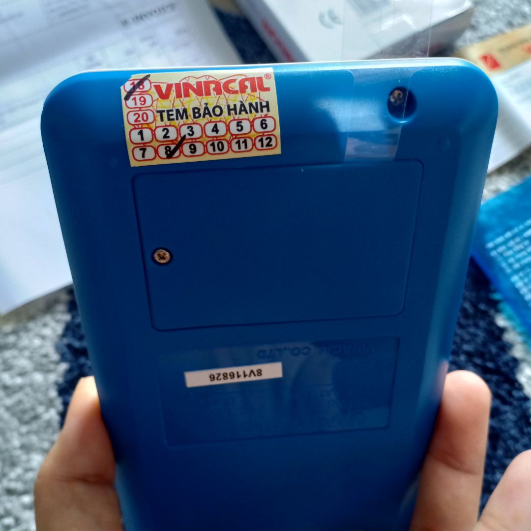 sản phẩm y hình, đầy đủ tem, giao đúng hẹn.
mua hàng việt thì chấp nhận một điều là nhìn, cầm sản phẩm như đồ chơi, nhẹ, nút bấm cũng nhẹ tưng cảm giác như cầm đồ chơi, thật sự! (so với máy Casio thì cầm chắc tay, phím chắc chắn)