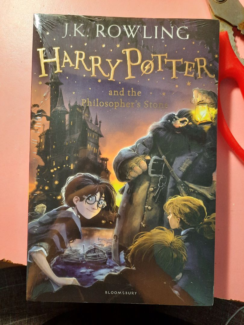 đóng gói chắc chắn, bao nilong hơi rách nhưng không ảnh hưởng tới sách, chất giấy đẹp, bìa sờ đẹp như nhung. Mình khá hài lòng.