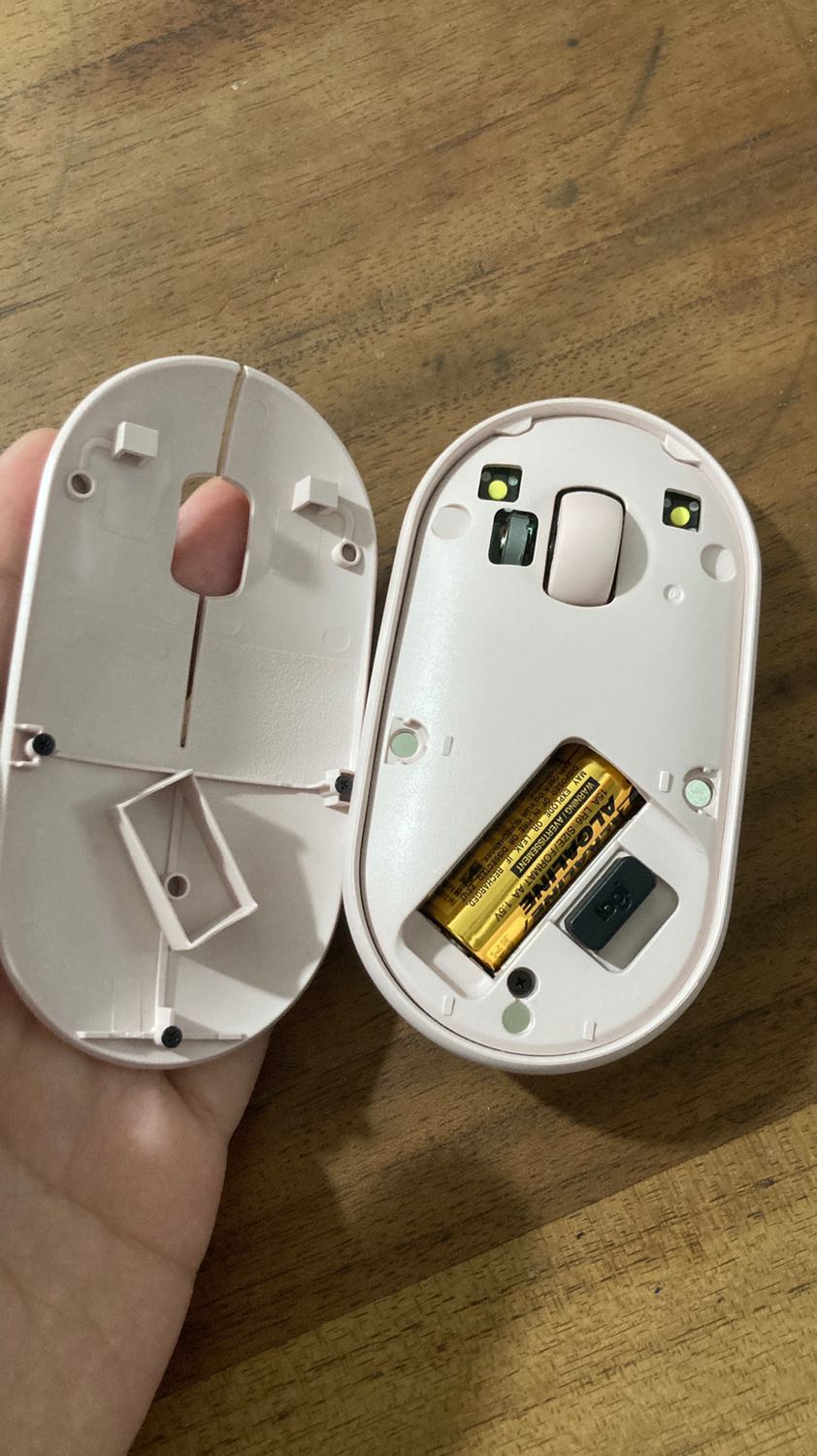 Dùng thực sự rất thích nha mn. Macbook m1 kết nối ngon ơ, ko hề có vấn đề j. Chuột cũng rất xinh nữa, lúc nhận hàng đóng gói cẩn thận. Lúc đầu mới dùng ko quen vì hơi nhỏ và bẹt, nhưng mấy ngày rồi thì cũng quen. Cũng ko thấy chuột chậm hơn hay j. Rất thích!