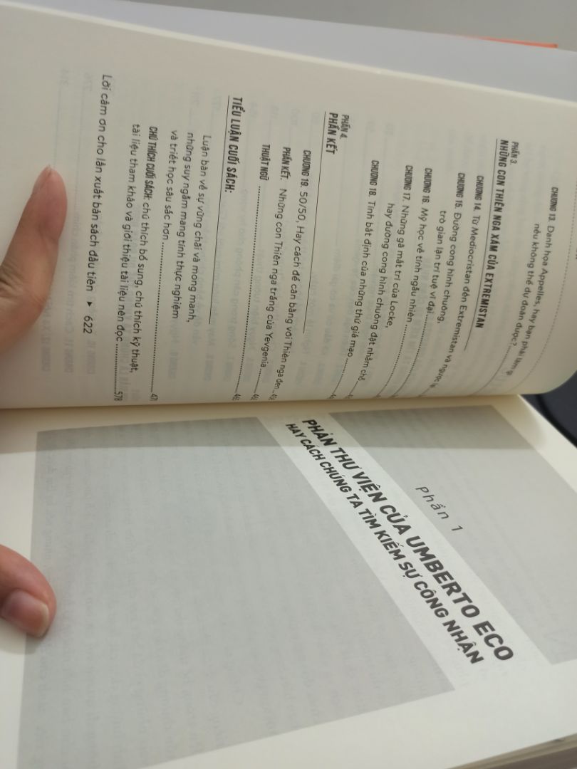 không biết do giọng văn dịch hay do nội dung nhưng đọc phê pha lắm :') Quyển này chắc phải nhai lại 4-5 lần gì đó mới ngấm nổi :') Bìa mềm với màu trắng nên hơi dễ dơ xíu, sách siêu dày nha. Nói chung là đọc vô thấy tri thức hẳn :))) nên xem review trên web trước để coi nội dung trước khi quyết định mua nhe