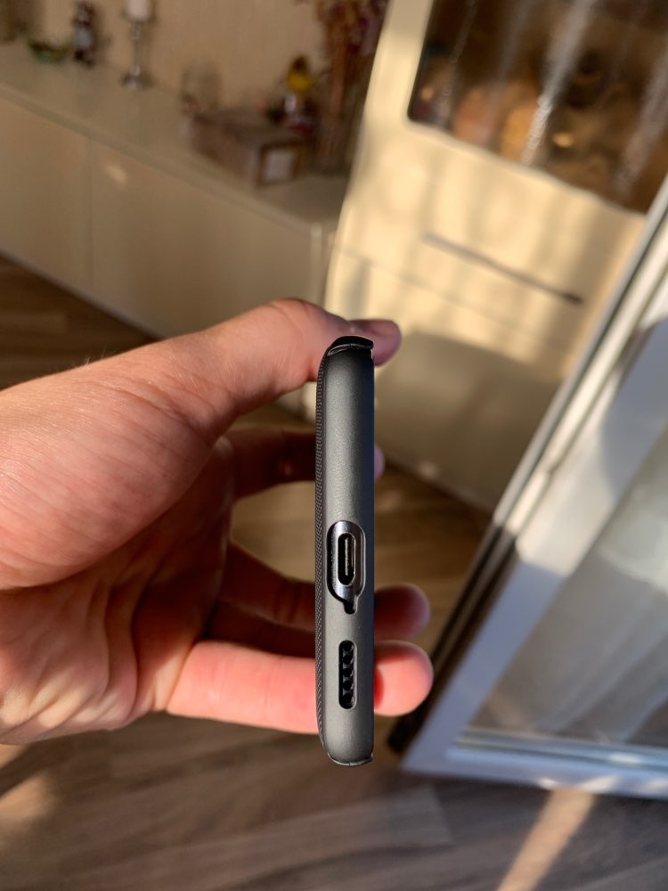 Hàng chính hãng Nillkin, đã check code trên trang chủ, yên tâm khi mua hàng tư tiki, ốp cầm rất êm và bám tay nha mọi người.