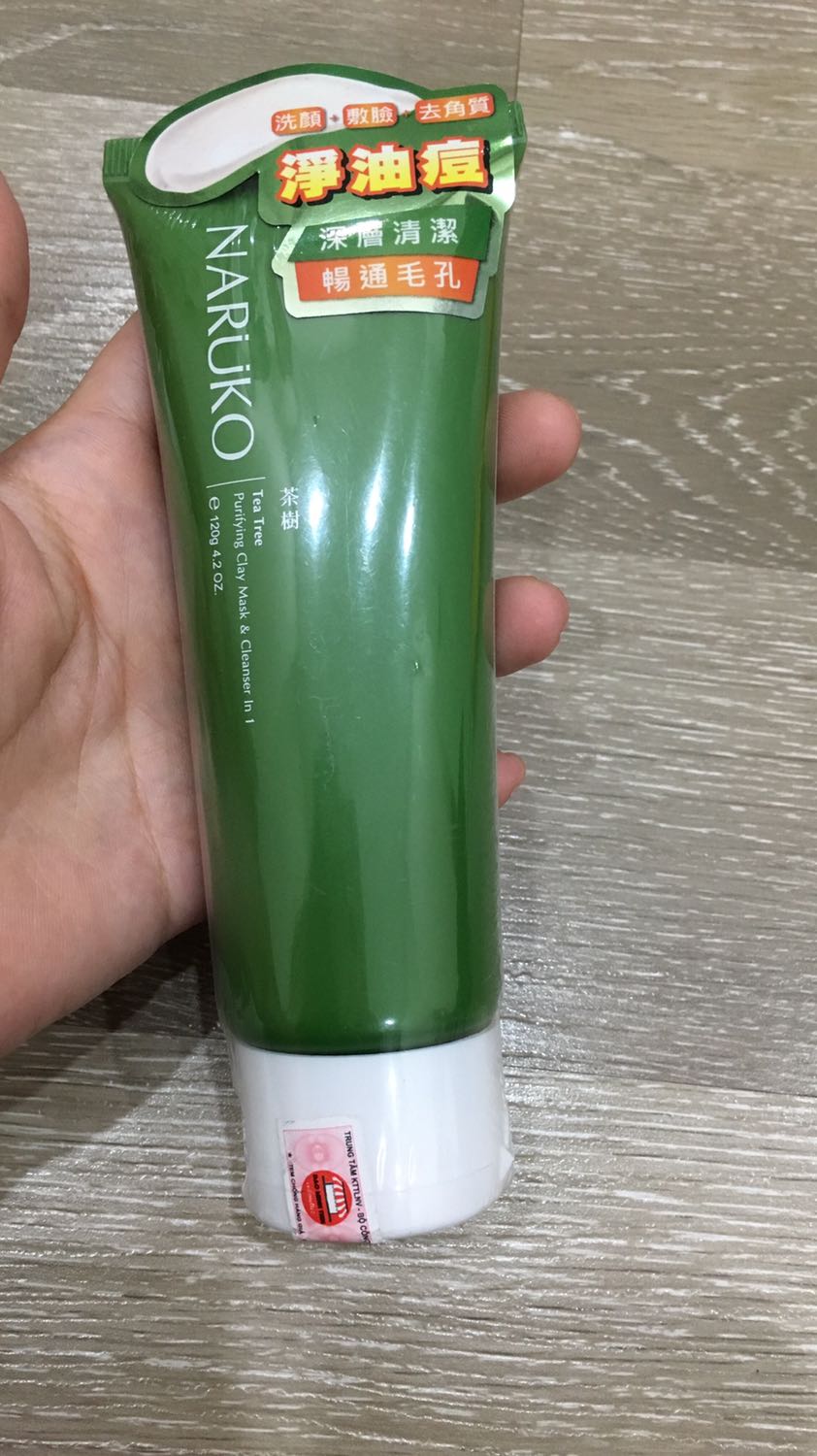 -Giao nhanh 2h!
-Rẻ, bao kĩ, còn HSD!
-Hạt crub massage mặt ok, the the mát thơm mùi tràm trà!
-Nhưng hợp với da thường mụn ít hơn với da bị mụn nặng/ da hỗn hợp thiên dầu! =>Sau khi tẩy trang xong và dùng rửa mặt thì độ rẩy rửa vừa/trung bình(vì mình đang dùng srm The Face Shop thì độ tẩy sạch ok hơn so với Naruko)
-Với da khoẻ sẽ hợp hơn với da đang vấn đề mụn nặng/ yếu... nhưng vẫn là sp đáng trải nghiệm!