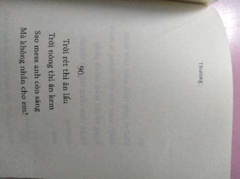 Trong quyển sách này thì có câu thơ dễ thương  nhưng cũng lắm thơ lạ lùng, mình không giỏi về thơ, làm thơ nhưng với mình thì không ấn tượng, nhiều khi đọc không hiểu người viết muốn nói gì, có vài bài thơ đọc chỉ thấy buồn cười, buồn vì tiếc tiền cười vì tên sách là tên con bạn mình.