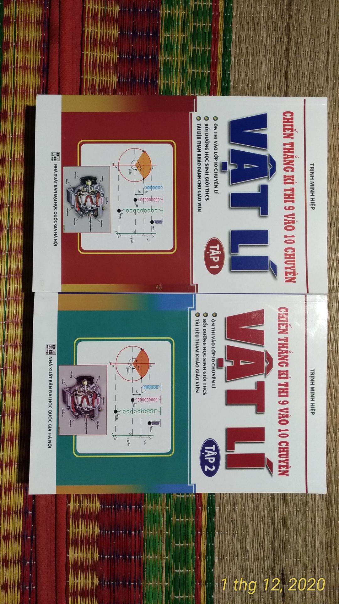 Sản phẩm tốt. Vì gói không kĩ nên có hơi móp một chút với có dính cái gì đó không biết. Nhưng nói chúng thì cũng không ảnh hưởng gì đến nội dung bên trong, sách vẫn mới, không có vấn đề. Nội dung sách phù hợp cho những bạn muốn tổng ôn chương trình Lý cấp 2 hoặc các bạn thi HSG Lý (nên tham khảo kĩ trước xem có thật sự phù hợp với bản thân không). Nói chung tin tưởng Tiki. Hy vọng lần sau Tiki sẽ gói sách và bảo quản sách cẩn thận hơn. Chúc Tiki sẽ ngày càng phát triển và uy tín hơn nữa.