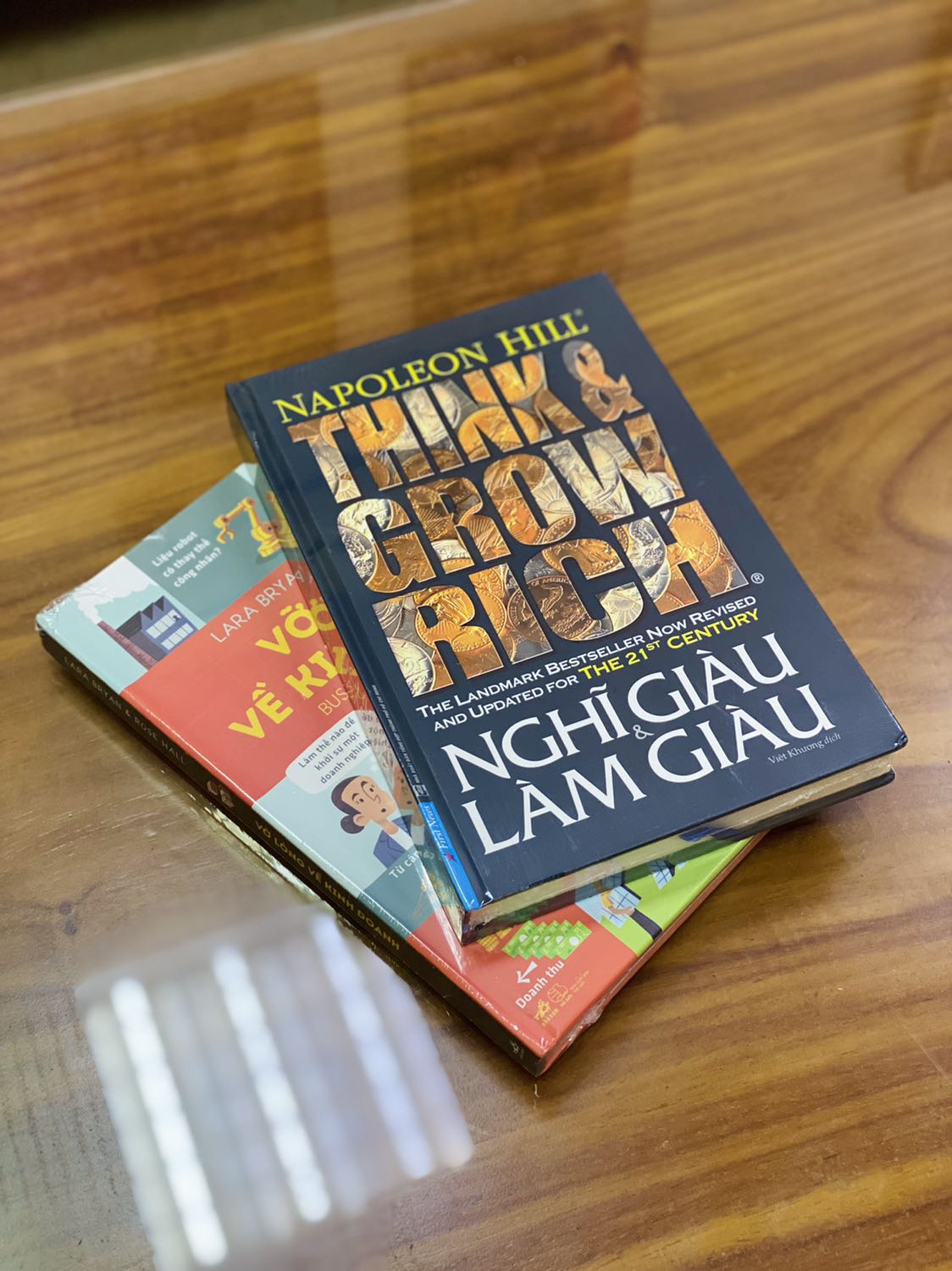 - Do tình hình dịch bệnh căng thẳng nên Fahasa giao hàng khá chậm so với dự kiến. Tuy nhiên thùng hàng luôn được đóng gói cẩn thận và chắc chắn. 
- Sách được bọc chống sốc và màng co phẳng phiu. Về mặt hình thức sách có bìa cứng, khổ vừa, cầm chắc chắn và khá nhẹ. Tuy nhiên chất lượng giấy không tốt lắm, nhám và khá mỏng. Về mặt nội dung cá nhân mình cảm nhận đây là một quyển sách truyền cảm hứng, mang nhiều thông điệp tích cực và khích lệ tư tưởng làm giàu của bất kì cá nhân bình thường nào trong xã hội. Nếu bạn trông chờ vào một bí quyết cụ thể, chi tiết và có thể áp dụng để kiếm tiền ngay lập tức thì quyển sách này có lẽ không phù hợp với tiêu chí đó.