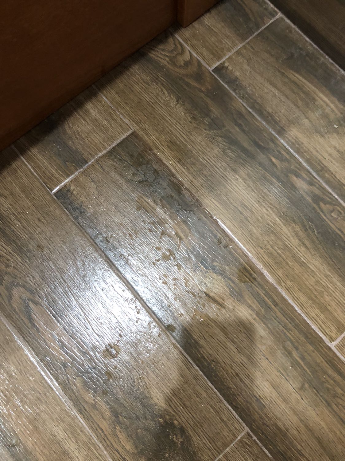 Bàn ủi nhìn đẹp nhưng khi đem ra ủi thử thì nước nó văng ra thành giọt chứ k phải hơi. Áo ủi bị ướt phải sấy mới mang đc và nước thì chảy tè le😥