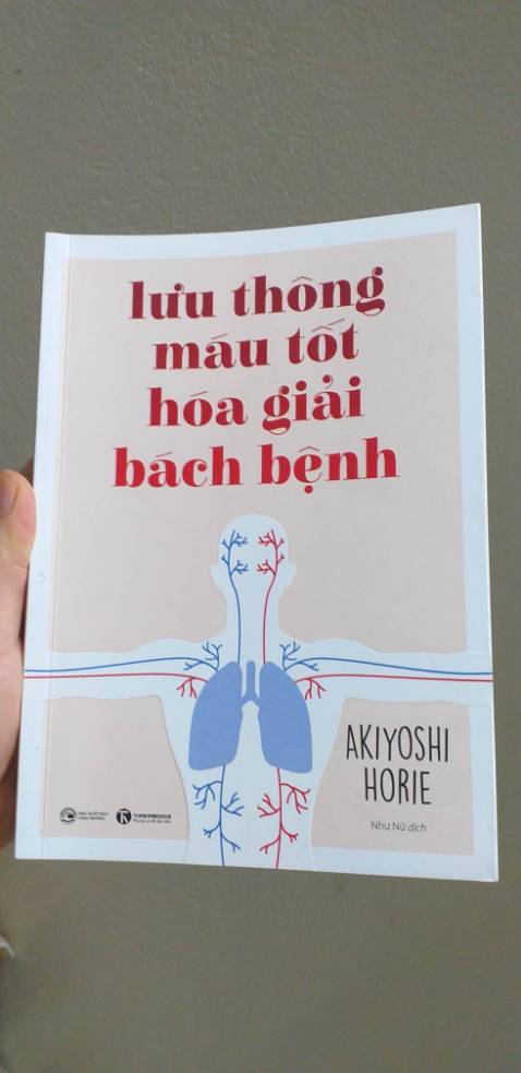 Một cuốn sách mà mọi phụ nữ nên có.

Không quá lời khi khẳng định điều trên, mình đã đoc xong cuốn sách trong 2 ngày. Đọc đến đâu mình đều ước gì mình biết sớm hơn thì mẹ mình đã không bị bệnh như bây giờ: u xơ tử cung, suy van tĩnh mạch, tiền đình, cao huyết áp... 
Mọi thứ đều bắt đầu từ những dấu hiệu nhỏ.
Đơn giản nếu tự dưng bạn bị lạnh chân tay hay đau bụng khi đến tháng, dễ nổi cáu, dễ mất tinh thần... thì đó một dấu hiệu "rất không bình thường" liên quan đến lưu thông máu nhưng gây nên những điều rất ghê gớm đặc biệt căn bệnh này hiện nay hay gặp ở người phụ nữ trẻ.
Chúng ta thường chủ quan với những thứ nhỏ. Sách sẽ cho chúng ta thấy tầm quan trong của lưu thông máu.

Có 1 nhược điểm là nếu bạn đã đọc sách của những nhà khoa học, bác sĩ Phương Tây như bộ Cơ Thể Tự Chữa Lành của William thì bạn sẽ thấy tác giả viết không sâu. Nhưng theo mình thấy về Đông Y từ ngàn đời xưa mang tính chất lưu truyền và cảm nhận của người bệnh khó giải thích với người ngoại đạo. Mục đích cuốn sách là chỉ ra tầm quan trọng của lưu thông máu đến cả Thân và Tâm của phụ nữ. 
Chính vì vậy, sau khi đọc xong cuốn này, mình đã có động lực để đặt bộ Hoàng Đế Nội Kinh vì muốn tìn hiểu sâu hơn. :)