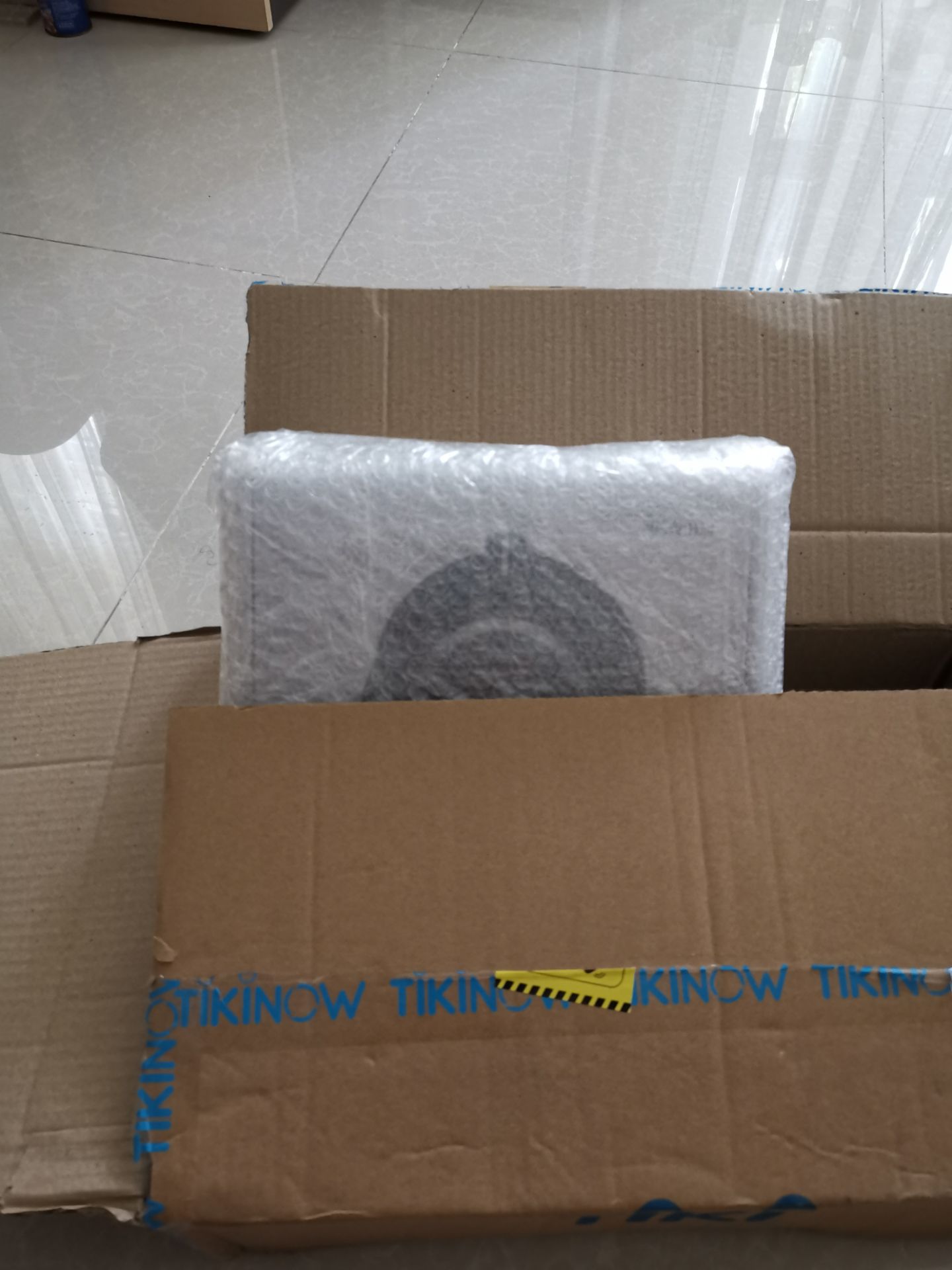 Tiki đóng gói cực chắc chắn. Hộp đầy đủ phụ kiện, mới tinh. Headphones chụp tai nên cách âm tốt, đeo lâu ko có cảm giác đau tai. Chất âm thì hài lòng so với giá thành.