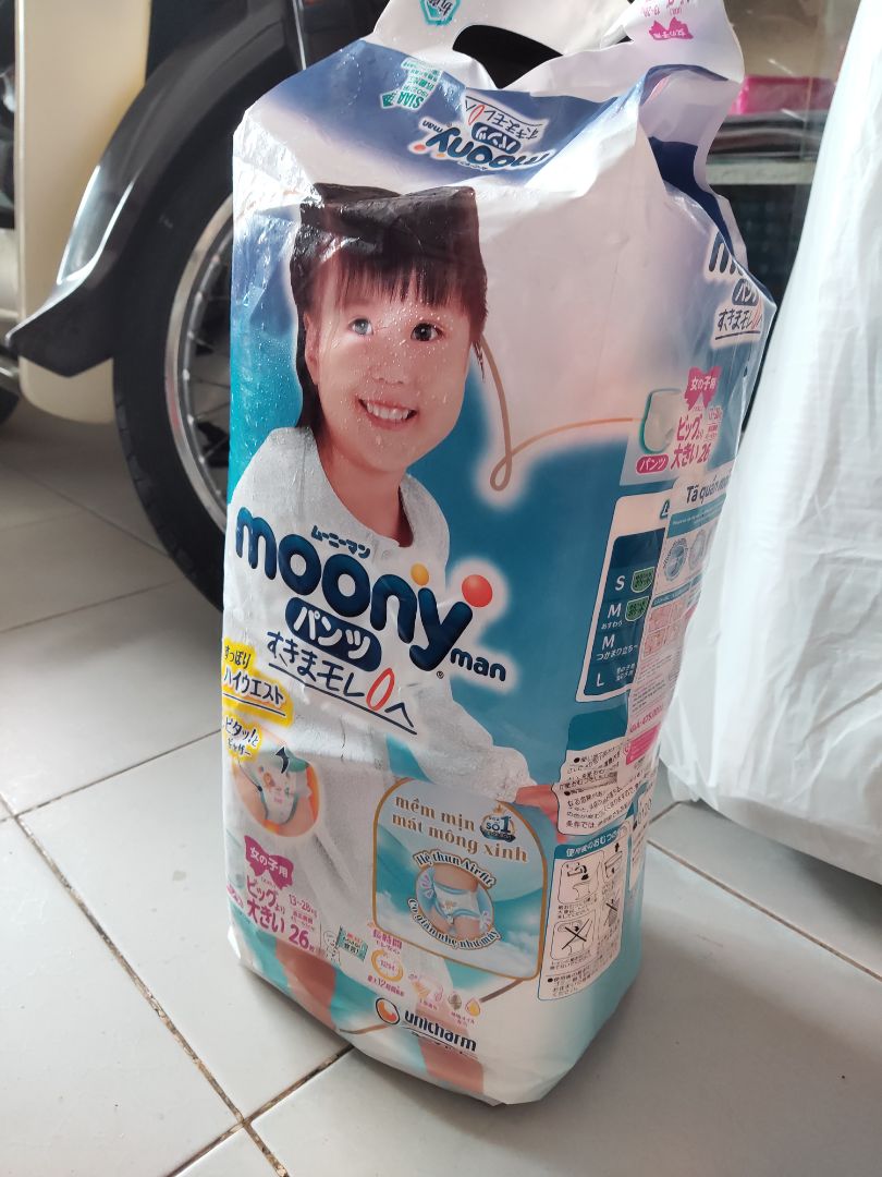 Ngày in trên bao bì là tháng 6/2021 nhưng bao bì nhìn cũ, bụi. Miếng tã mỏng và nhỏ hơn so với tã cũ cùng hiệu, cùng loại, cùng size bé đang dùng.