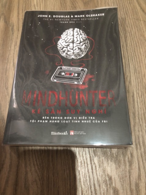 Sách đẹp, mực in rõ, giấy tốt.
Góc sách bị mất một mẫu (như hình)
Màu của bookmark bị lem sang bìa (như hình).