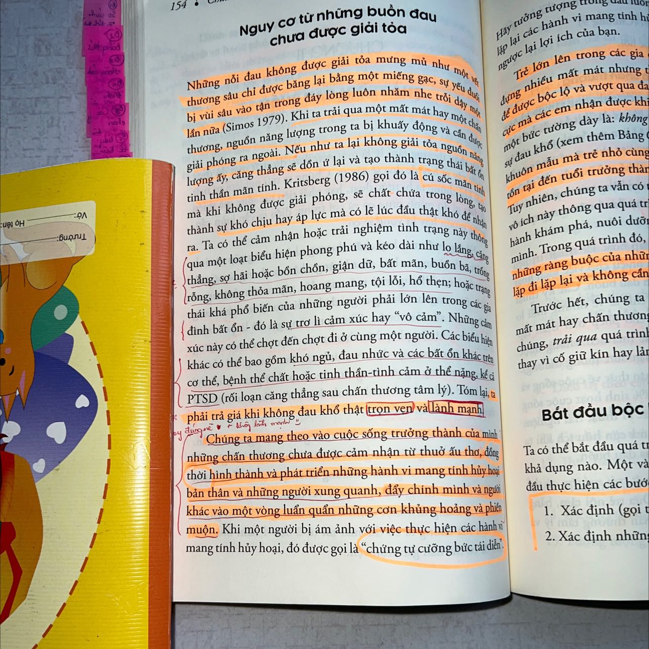 Mình đã tìm đọc biết bao sách tâm lý rồi nhưng không thấy cuốn nào nói đủ hết về mình, vì vốn bản thân mình là một người khó đoán và nhiều lớp tính cách. Và vô tình thấy cuốn sách này, với cái bìa vừa sến lại không hề nổi nhưng tự dưng đùng 1 cái đọc xong và nghiễm nhiên trở thành cuốn sách mình thích nhất.
RẤT RẤT RẤT ĐÁNG ĐỌC mọi người nha. Cuốn này viết ra để chửi mình hay sao mà lật đại trang nào cũng thấy nhột hết. Mình đọc xong phải mua thêm 2 cuốn cho chị và mẹ nữa 🥲
