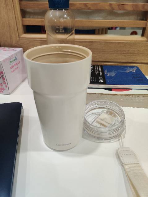 Rất thích luôn. Từ hồi mua bình này đi đâu cũng mang theo vì giữ nhiệt tốt, dễ vệ sinh, không rò rỉ, đế cao su chắc chắn, mẫu mã đẹp sang