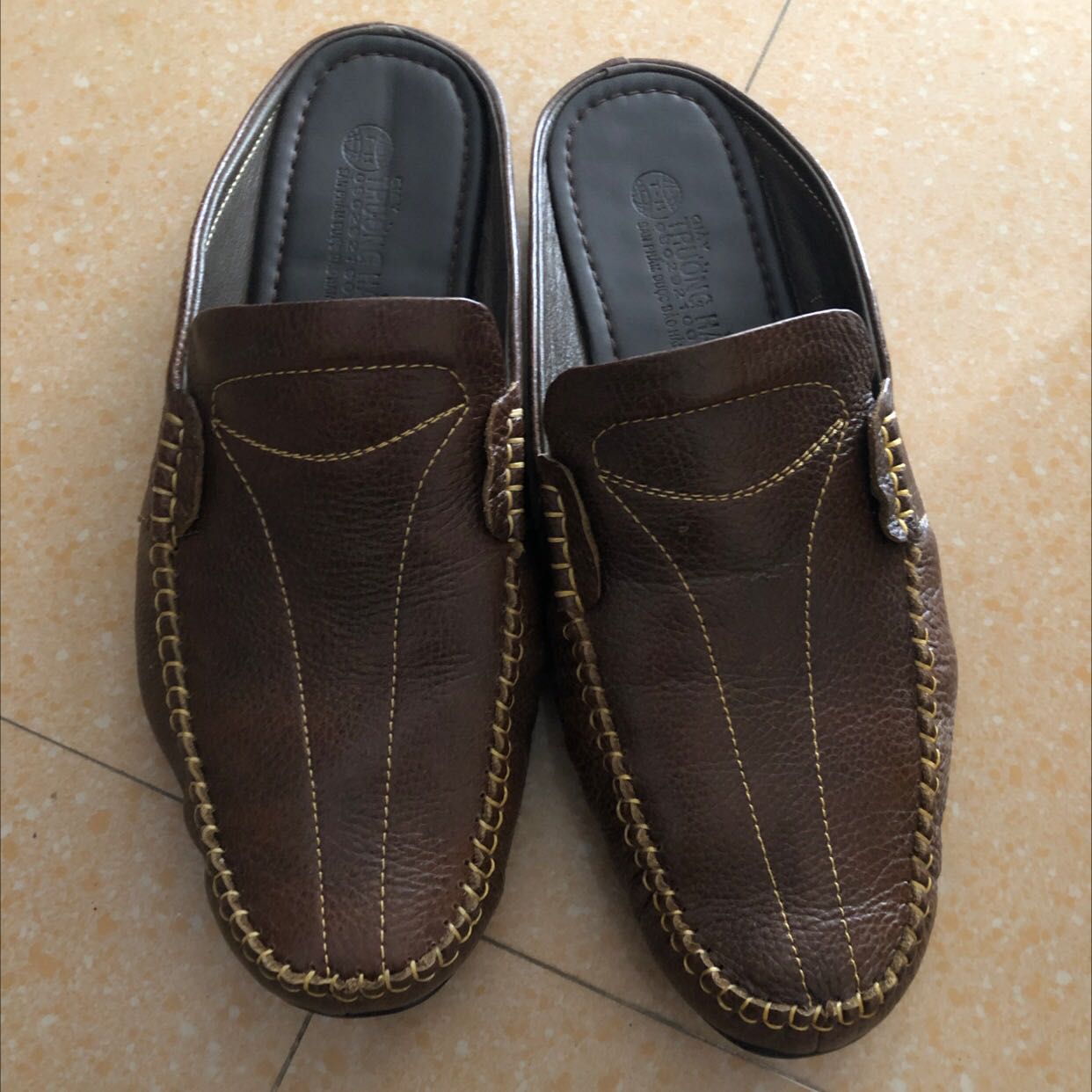 Giày êm, da đẹp, có size lớn cho chân ngoại cờ