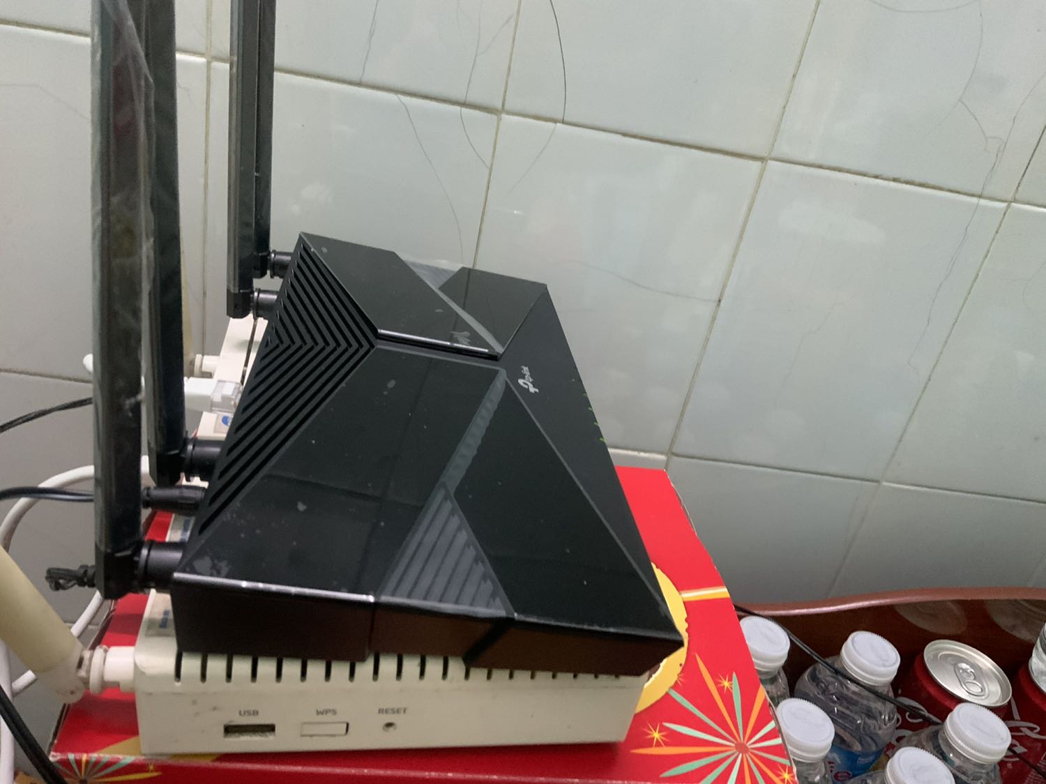 Sau mấy năm dùng modem router của VNPT thì độ ổn định mạng ngày càng kém, lên tầng 2 là mạng vẫn có sóng tốt nhưng đường truyền rất hay đứt, đơ nên quyết định mua thêm em này về và mọi vẫn đề được giải quyết: mạng ổn định, độ phủ sóng xa hơn. Rất ưng ý. Tiki lại còn ship cực nhanh. Mỗi tội tiki trade chưa có dịch vụ chat và sửa đổi địa chỉ nên trước khi thanh toán cần kiểm tra kỹ thông tin chứ giờ dịch dã nhiều nơi không nhận ship đồ, sai 1 cái là xác định... Sau mấy năm dùng modem router của VNPT thì độ ổn định mạng ngày càng kém, lên tầng 2 là mạng vẫn có sóng tốt nhưng đường truyền rất hay đứt, đơ nên quyết định mua thêm em này về và mọi vẫn đề được giải quyết: mạng ổn định, độ phủ sóng xa hơn. Rất ưng ý. Tiki lại còn ship cực nhanh. Mỗi tội tiki trade chưa có dịch vụ chat và sửa đổi địa chỉ nên trước khi thanh toán cần kiểm tra kỹ thông tin chứ giờ dịch dã nhiều nơi không nhận ship đồ, sai 1 cái là xác định...