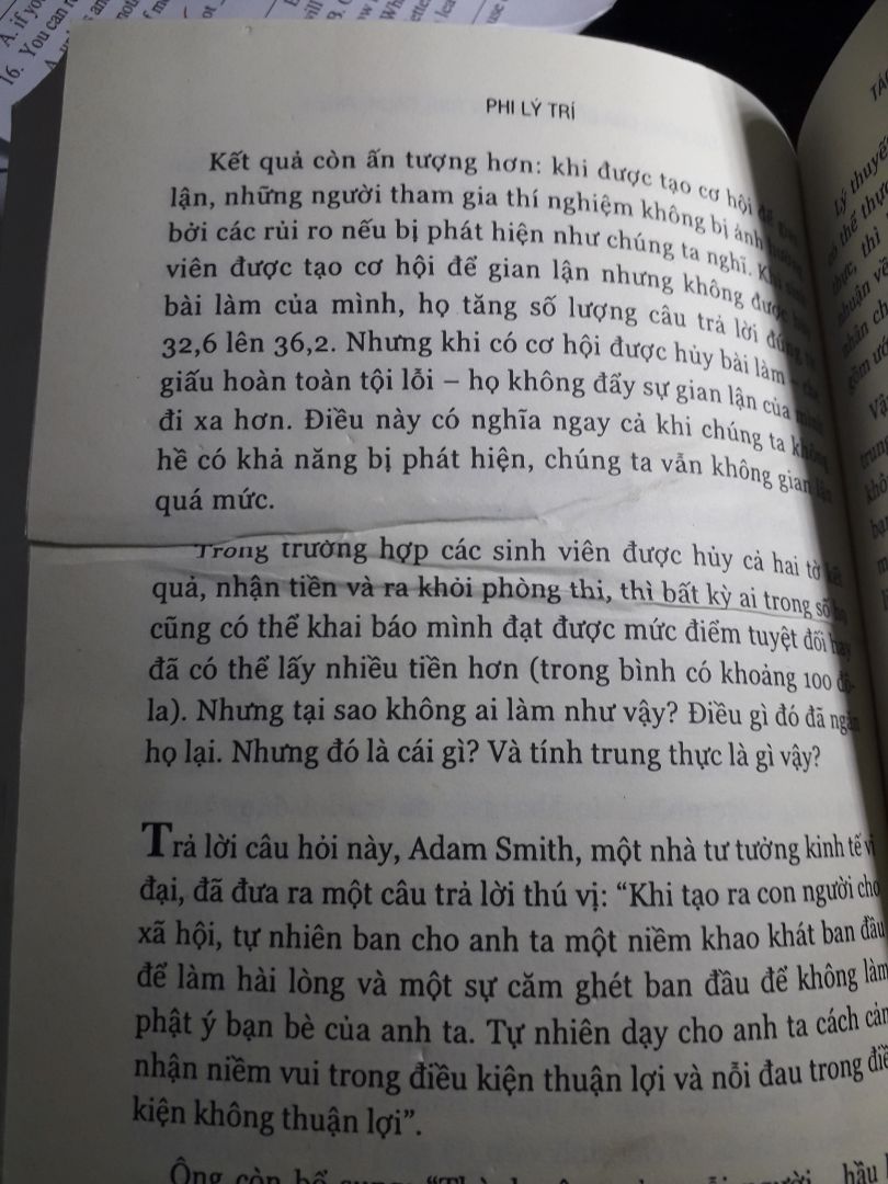 Sách có nếp gấp khoảng 10 trang. Bìa sách nhìn cũ, lần đầu gặp phải tình trạng như vậy, lần sau sẽ né không mua hàng từ nhà cung cấp này.