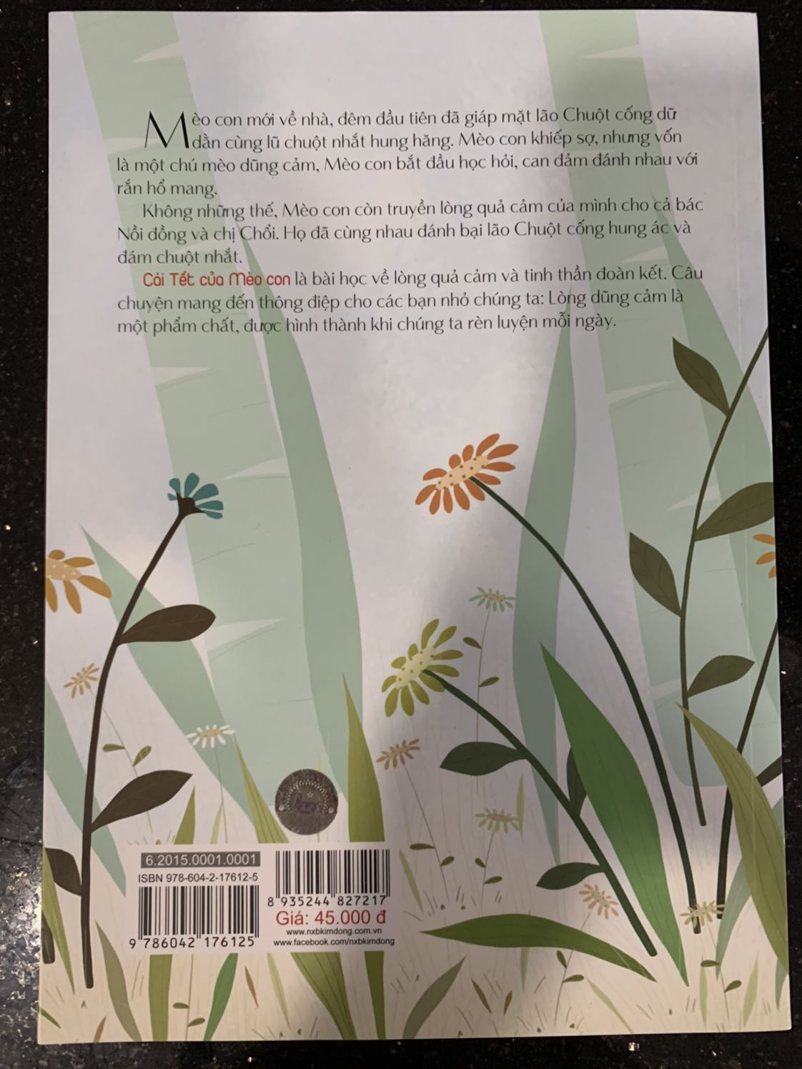 Tên truyện là Cái Tết của mèo con nhưng đọc lúc nào cũng được không cần chờ đến Tết nha các bố mẹ ? câu chuyện giản dị nhưng lại gửi gắm thông điệp cho các bạn nhỏ về lòng can đảm, rất nên đọc ạ