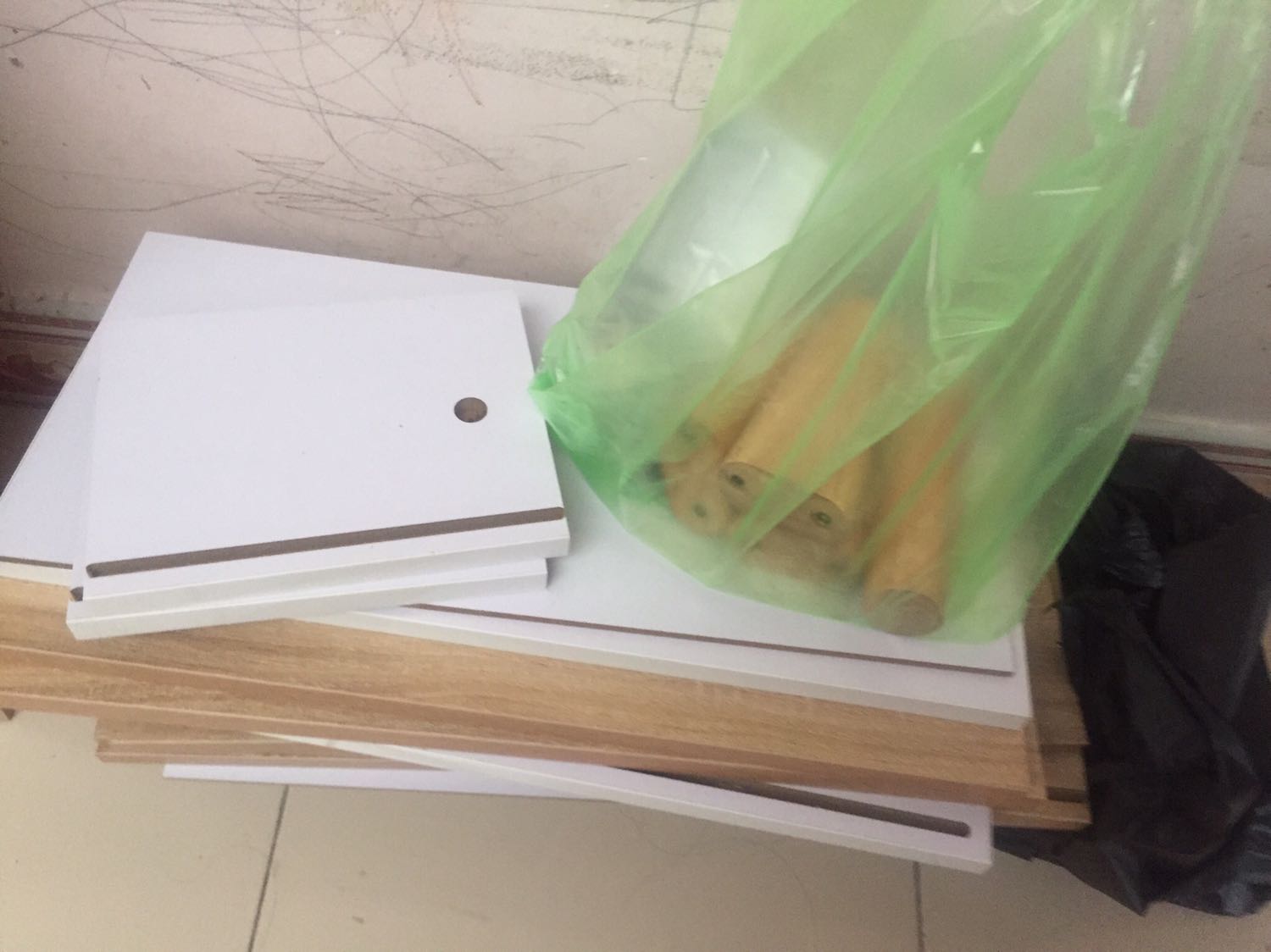 Tủ chắc chắn, đẹp gần giống mẫu. 
Tôi mua sau nên có sổ tay hương dẫn lắp ráp giúp tôi lắp dễ dàng và nhanh chóng. Cứ theo hướng dẫn mà ko phải mò. 
Đánh giá cho 5 sao