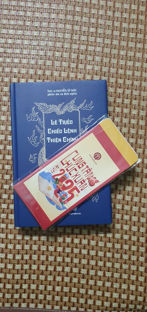 Mua sách được tặng thêm bao lì xì 🤣 Nhà sách chu đáo quá. Cảm ơn Shop nhiều.
Hàng về sớm, sách bọc cẩn thận đẹp xinh, mới tinh, màu giấy tông trầm hợp mắt.