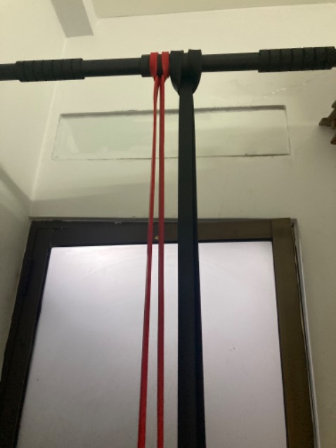 Giao hàng rất nhanh, đóng gói kỹ lưỡng. Dây lúc gập lại rất gọn. Dây chất liệu rất tốt, đàn hồi tốt, có vẻ bền. Chỉ cơ điều có mùi nhựa hơi nồng nhưng dây nhựa nào mới cũng thế cả. Mình xài tập hỗ trợ pull up lên xà rất đã. Theo mình dây đỏ và đen là phù hợp, mấy dây kia rất căng có vẻ hợp cho nữ tập hoặc các bạn nào chưa pull up được cái nào thì tốt. Mình pull up được bt 5 cái chuẩn form thì thấy dây đỏ là đủ dùng, cùng lắm là dây đen.
Tóm lại là hàng tốt nhé anh em.