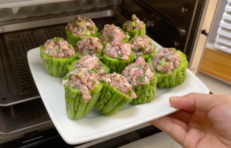 chất lượng hoàn thiện cao cấp, thiết kế cũng sang trọng, mới mở ra nhà mình ai cũng trầm trồ, cảm giác mua online mà nhận được một sản phẩm đẹp hơn kỳ vọng như này làm mình rất vui và thấy đáng tiền. 
Nồi sử dụng tiện vì có cả hấp và chiên, đặc biệt là tính năng hấp rất đều vì nồi chạy cả mâm hấp thuỷ nhiệt dưới nữa.
Dung tích phù hợp gia đình mình, thường xuyên hấp 1 lúc 2-3 món. Hấp rau, hấp gà, hấp cá, hấp rau củ cùng 1 lượt là xong hết
ảnh chụp hôm mới về nhà