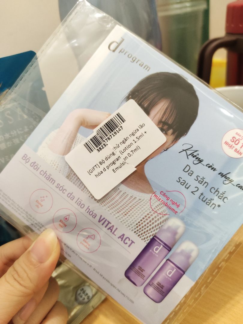 - Khen: 
Giao hàng nhanh như tia lửa điện. 
Bao bì đẹp, mới toanh không
dính bụi. 
Chất lượng: Xin phép được review đánh sau vài hôm nữa. 
- Chê: Chưa có