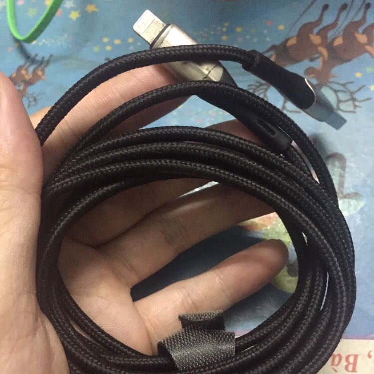 Dây dài thuận tiện cho việc dùng khi đang sạc, dây bọc cảm giác rất chắc chắn. Đặc biệt có đèn dễ cho việc kiểm tra điện và tìm dây khi tối