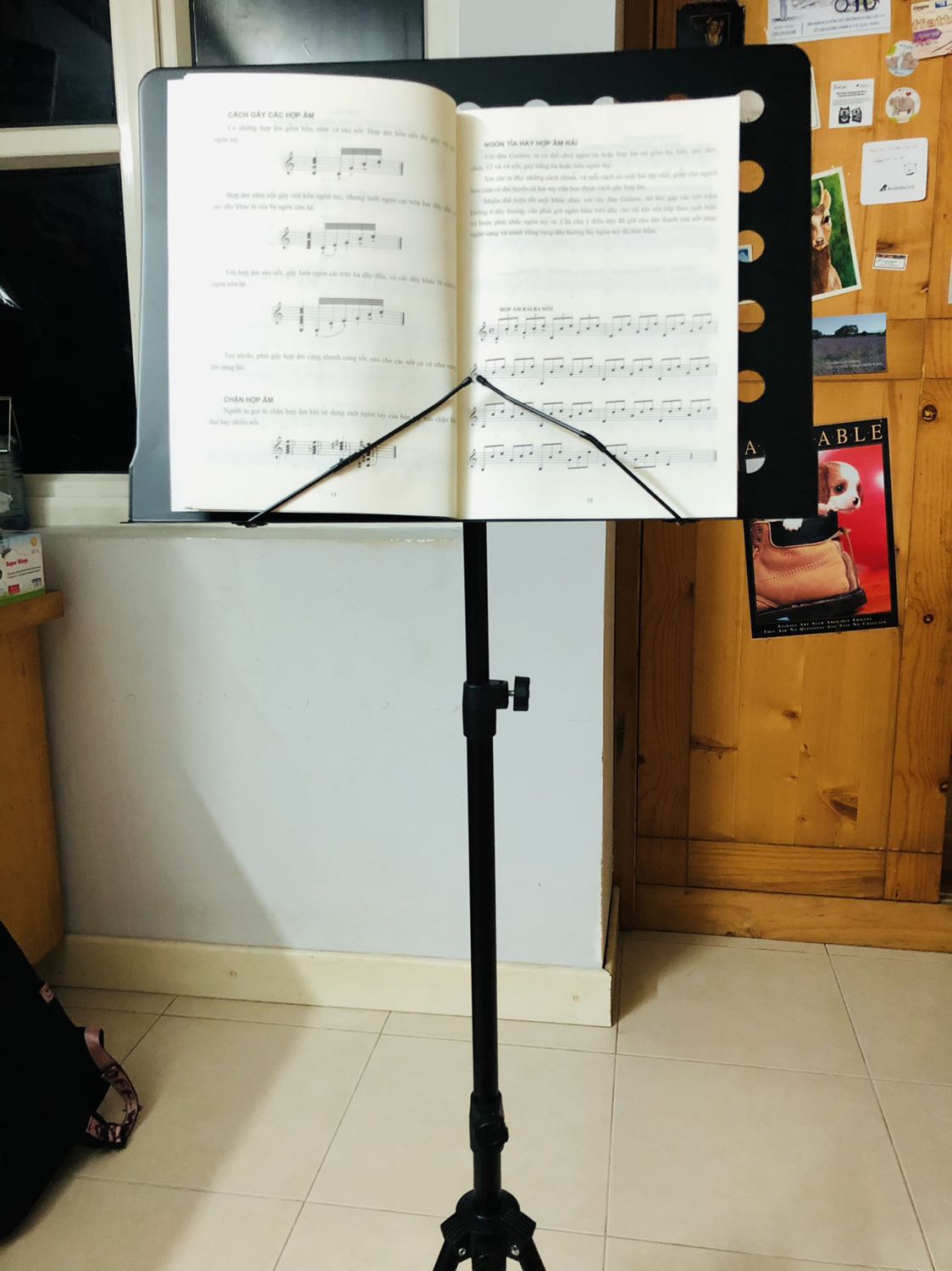 Giá đỡ chắc chắn, dễ lắp ráp. Shipper giao hàng rất nhanh, vừa đặt tối hôm trước là trưa hôm sau có liền dù mình đặt giao hành tiêu chuẩn.