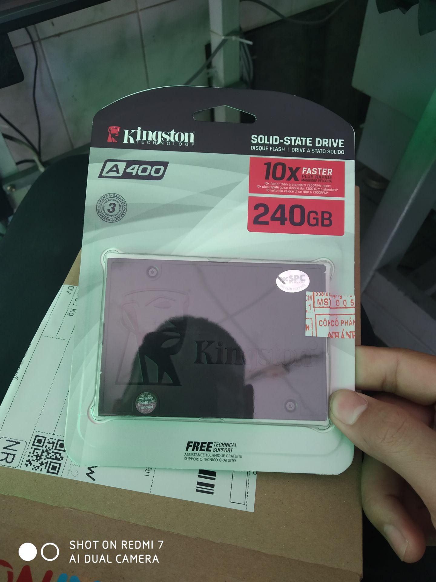 đầu tiên là mình chưa hài lòng 
thứ nhất là cách gói hàng quá sơ xài , ổ cứng linh kiện điện tử mà lại ko có 1 lớp chống sốc nào có mỗi cái hộp không 
thứ 2 là tốc độ ổ cứng không đúng theo nsx đưa ra trên thông số ghi 500 mà *** ra có 400 , không biết là do đâu đầu tiên là mình chưa hài lòng 
thứ nhất là cách gói hàng quá sơ xài , ổ cứng linh kiện điện tử mà lại ko có 1 lớp chống sốc nào có mỗi cái hộp không 
thứ 2 là tốc độ ổ cứng không đúng theo nsx đưa ra trên thông số ghi 500 mà *** ra có 400 , không biết là do đâu