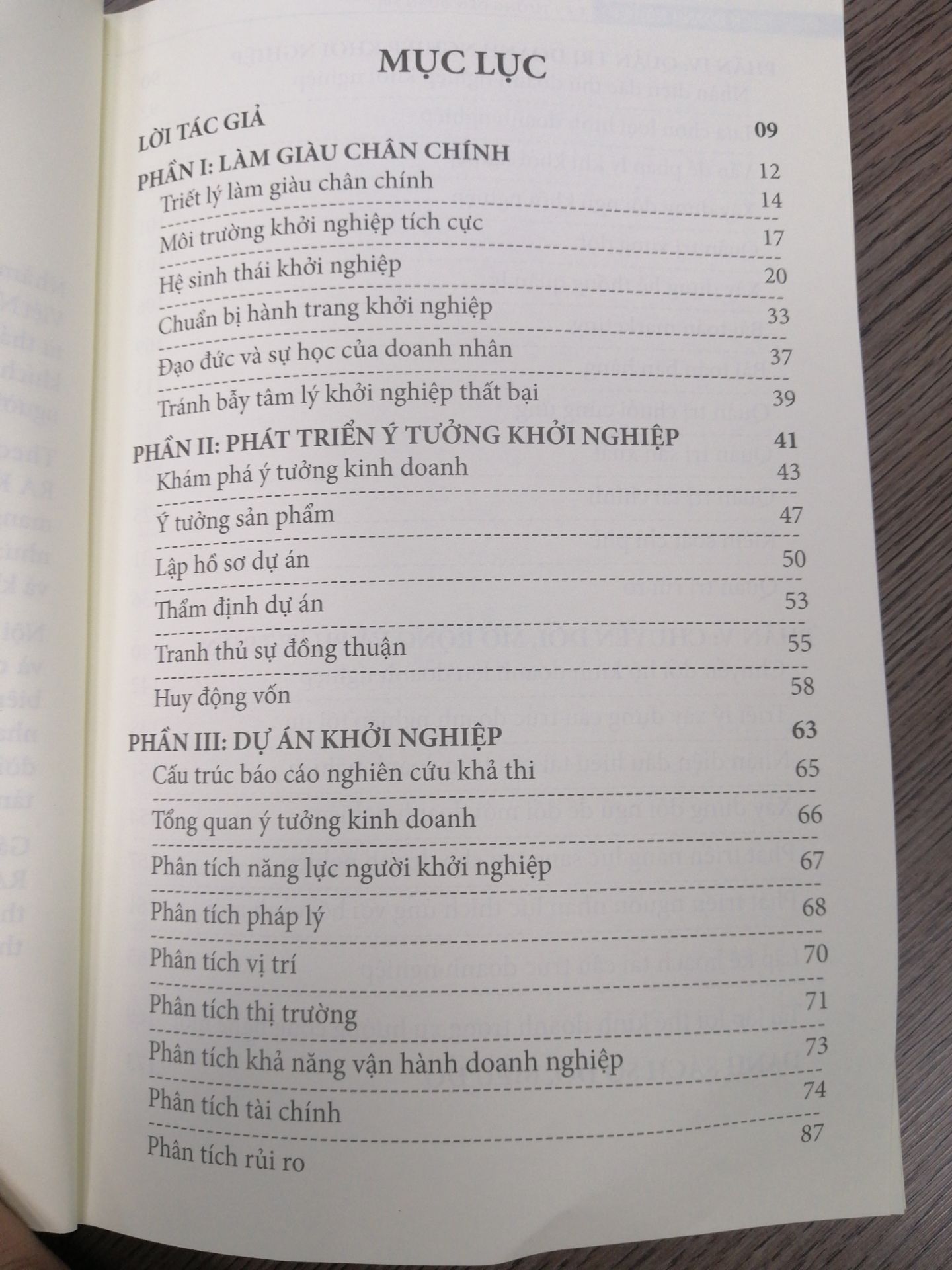 Phát triển Doanh Nghiệp từ ý tưởng đến quản trị là một quyển sách đáng đọc cho các bạn chuẩn bị khởi nghiệp hoặc đang gặp khó khăn trong việc quản trị và vận hành doanh nghiệp. Tiến sĩ Huỳnh Thanh Điền cùng BAC đã mang đến những kiến thức rất thực tiến, quan trọng và nhiều ý nghĩa. Quyển sách như một tài liệu hướng dẫn cụ thể trong việc sáng lập, quản trị và vận hành doanh nghiệp. Từ tài chính cá nhân, hành trang khởi nghiệp, phát triển ý tưởng đến chuyển đổi, mở rộng và phát triển. 
Một quyển sách đáng đọc. 
Tiki giao hàng nhanh, sách đẹp, in chất lượng rõ nét.