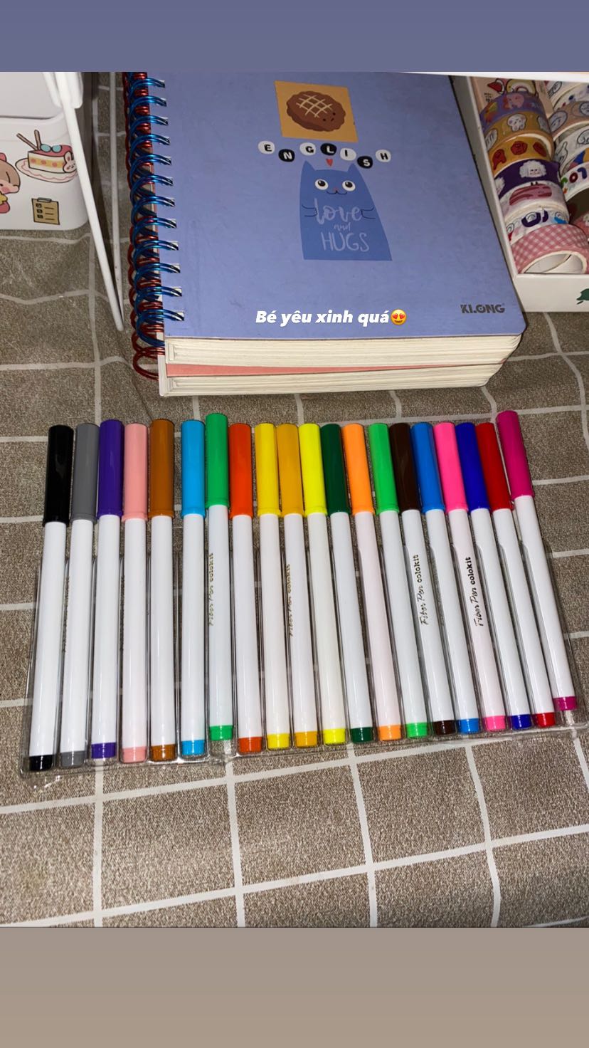 Bút đẹp cực kì, giao hàng siêu nhanh, mình tập chưa quen tay lắm nhưng mình sẽ cố tập dần cho nét chữ tốt lên, ông nội shipper thấy ghét cực kì :)) mặc định Tiki giao hàng là ổng hay sao mà cứ gặp ổng quài, hỗm mình với ổng còn nhém cự lộn, thái độ kì cục kêu khách lấy hàng như chửi vô mặt ngta, nay cũng đỡ nhưng nhìn vẫn ghét