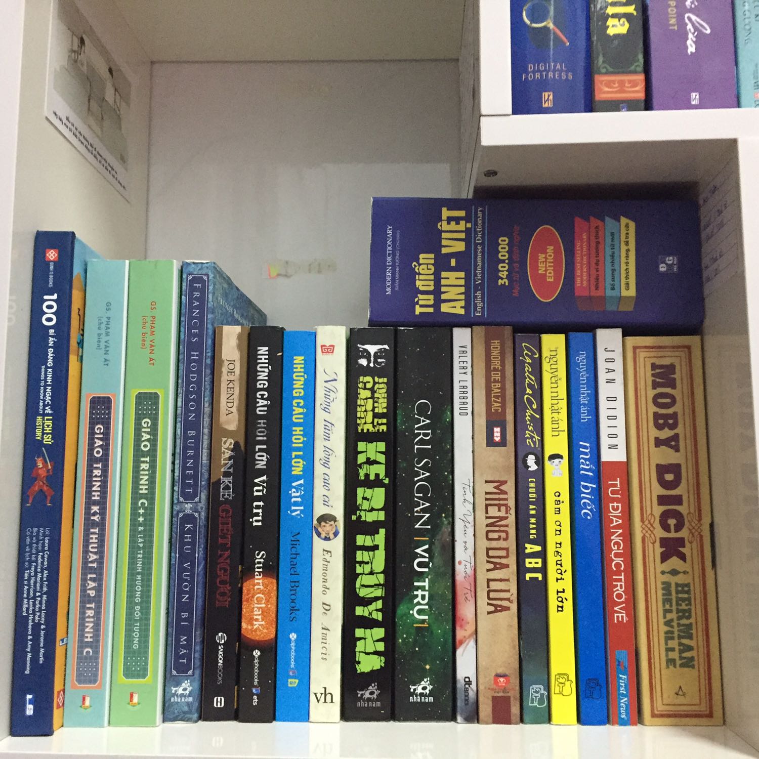 Mình đã mua hàng tại Tiki khá lâu rồi, từ khoảng 2015 đến 2016, và hiện tại thì mình đang thật sự thất vọng và chán nản với cách làm việc của Tiki :) Sách được giao đến mình cũ và bẩn đến mức không thể nào tưởng tượng được nhưng mình cũng xin phép không đổi trả hàng :> vì khoảng vào ngày 24/10 đến 28/10 mình có 2 đơn hàng được Tiki bảo là đổi sách mới cho mình nhưng đến tận ngày hôm nay thì vẫn chưa hề thấy, nói chung thì cách làm việc và chất lượng sản phẩm của Tiki đã thay đổi quá nhiều rồi ^^