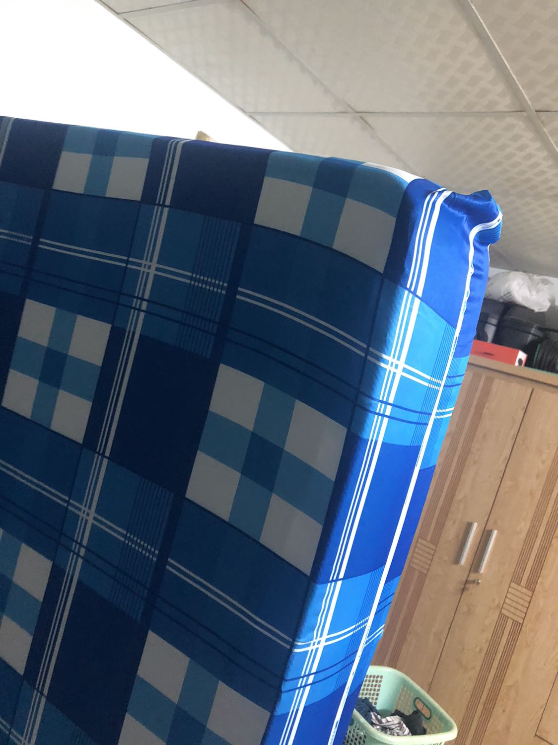 Gì kì vậy. Báo kích thước là 1,4m cho chiều ngang, 10cm cho bề dày và 2m cho chiều dài. Trong khi nệm của mình dài chưa tới 2m, dày chưa được 10cm mà hàng ngắn ngủn thế này.