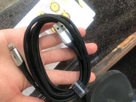 Quá ổn áp so với giá, cáp xin xò, sạc nhanh, mẫu mã không chê vào đâu được. Tiki đóng gói quá cẩn thận.