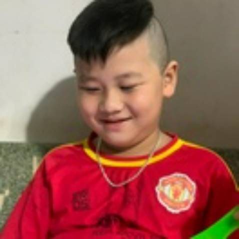 Máy cầm rất chắc tay, mình có bật lên rất êm nói chung ok. Cắt thử cho con liền luôn lưỡi cắt rất bén.Từ khâu đặt hàng đến giao hàng rất nhanh chóng. Mình đọc trong tờ hướng dẫn là nên sạc cho lần sd đầu tiên từ 3-5 tiếng r hãy xài nha. Nên mua nhé mn