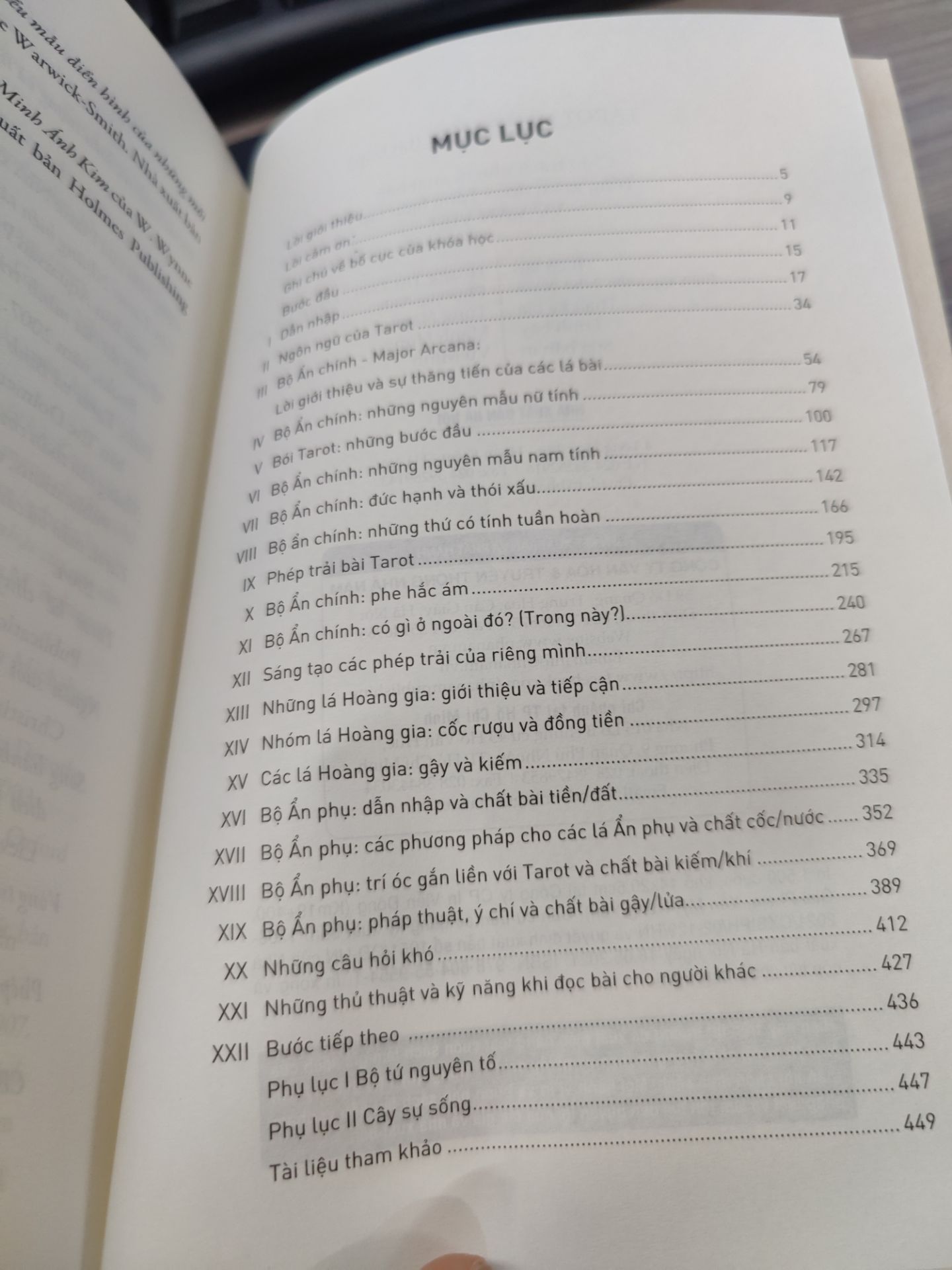 Sách đầy đủ kiến thức cơ bản và còn có những bài tập cụ thể để ghi nhớ, một cuốn sách nên có cho những tarot reader mới cũng như lâu năm để củng cố kiến thức.