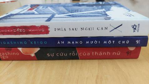 Lần đầu tiên đọc trinh thám của Hishagino Keigo dù đã biết đến từ lâu. Cách kể truyện, khắc họa tâm lý nhân vật phần, cái kết bất ngờ là những điểm thu hút nhất tạo nên một tác phẩm trinh thám điển hình,  có thể nói là xuất sắc.
Ở một khía cạnh khác, dù tác giả cố gắng mô tả các nhân vật ở góc nhìn nhân văn nhất, tác phẩm vẫn gợi lên không khí u tối , lối sống khắc kỷ cực đoan của một bộ phận con người trong xã hội Nhật Bản.