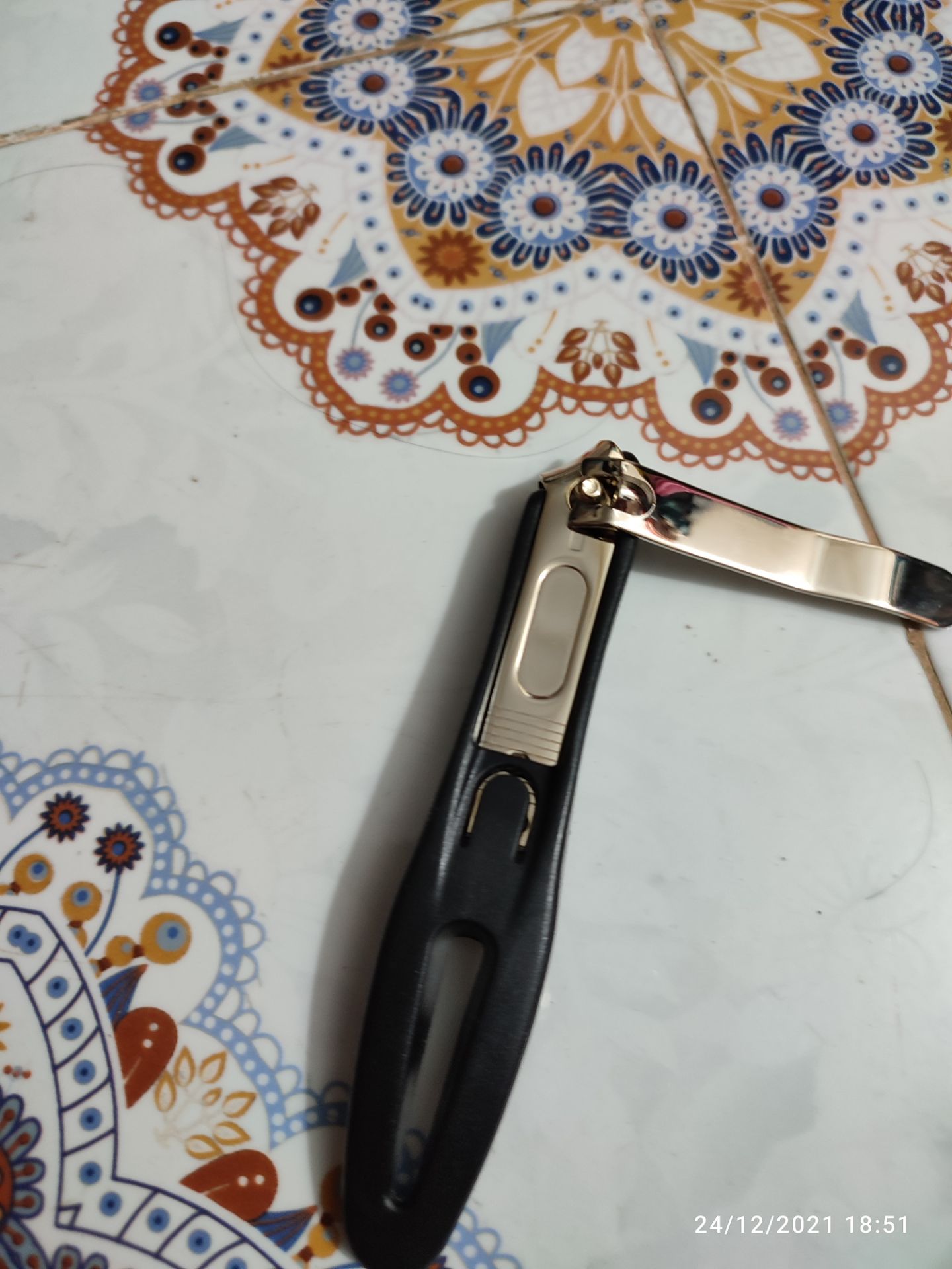 dễ thao tác do có bộc thêm lốp nhựa,  bấm móng tay,  chân đều bén ngót nhé, lớp mạ vàng tuy không nổi bật lắm nhưng mình nghĩ chắc không phai màu theo thời gian,  1 sp đáng mua đấy!