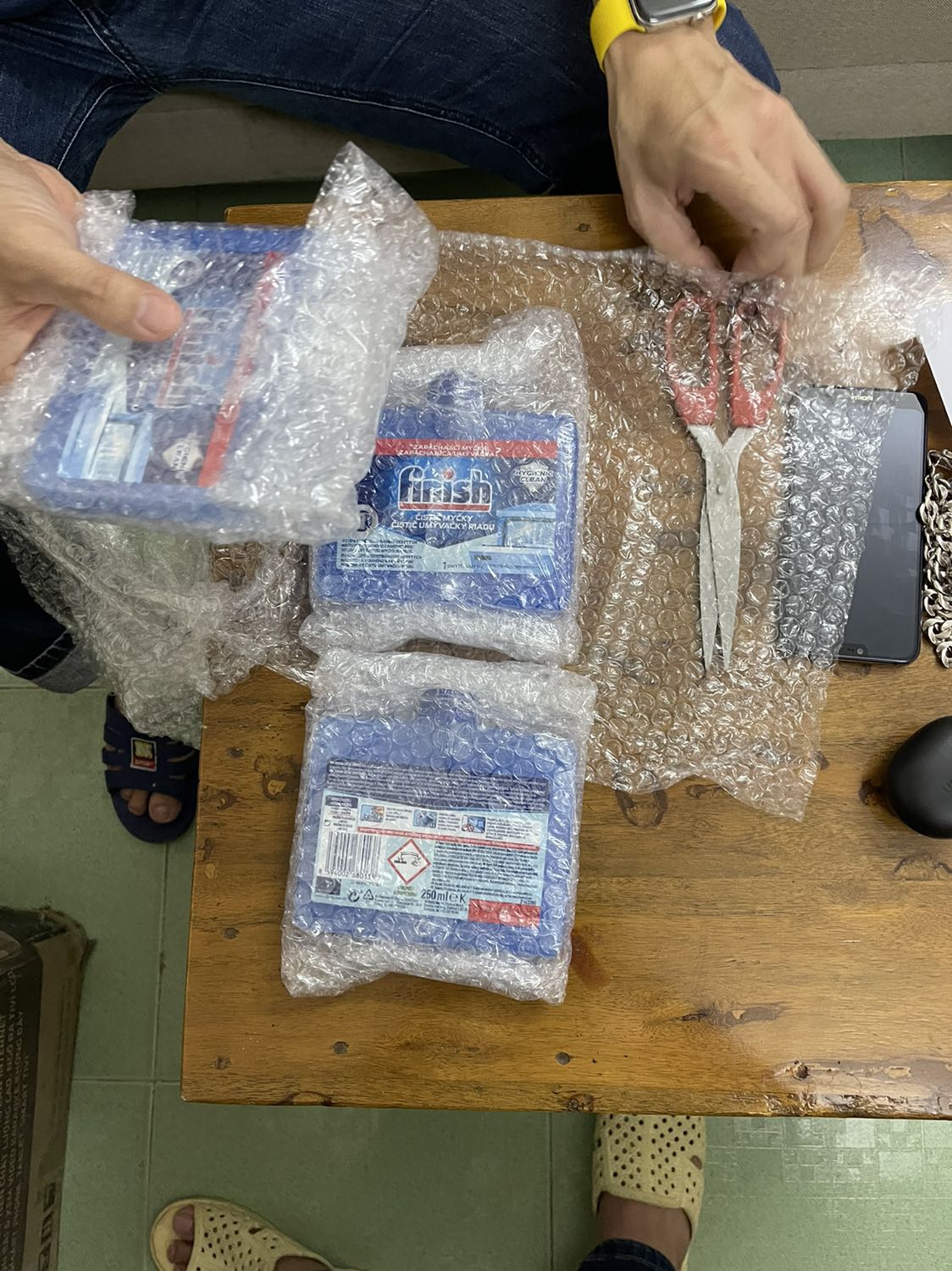 Giao hàng nhanh, sản phẩm giống mô tả, ko biết cho vào rửa có sạch được máy như quảng cáo ko, thấy quảng cáo tẩy sạch lắm