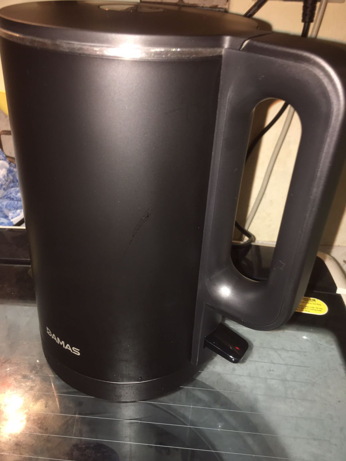 Vừa mở hộp ra là thích rồi, ấm đun nhanh, 5' đã sôi nước, ngoại quan sản phẩm đẹp, chắc chắn, màu đen làm cho góc bếp nhìn sang hơn hẳn, lại còn vợt được lúc đang sale giảm giá quá hời luôn. Lòng bình rộng dễ dàng sử dụng và vệ sinh. 1 chi tiết đặc biệt mình thấy rất khác với các hãng là khi nước sôi rót ra cốc, nắp bình thiết kế che chắn khiến hơi nóng ko phả vào tay gây bỏng nóng, như các bình khác rót nước thì có mà nóng dãy. Rất là chim ưng