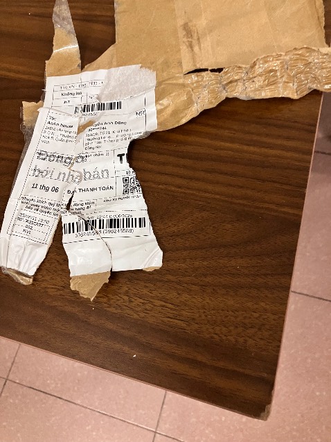 2 góc cạnh mặt bàn bị lỗi - như hình đính kèm và 1 góc đó mặt bàn bị rộp lên ko phẳng như tiêu chuẩn